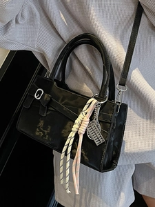 Elegante borsa a tracolla in ecopelle nera con fibbia a fiocco e ciondolo a forma di abaco
