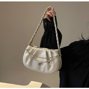 Vue détaillée du sac plissé en PU crème avec doubles chaînes argentées et pendentif cœur