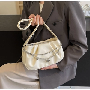 Détail d'un sac à main blanc plissé en cuir PU avec chaînes argentées et cœur