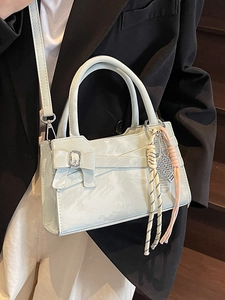 Elegante borsa a mano con trama marmorea, ciondolo a racchetta e tracolla regolabile