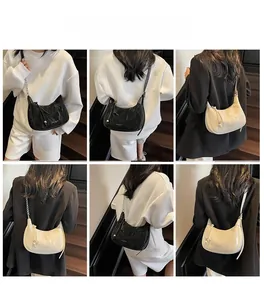 Vues multiples du sac bandoulière demi-lune pour femme en cuir noir et beige texturé