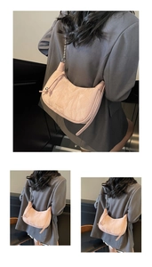 Détails du sac demi-lune rose avec texture plissée et bandoulière en chaîne métal