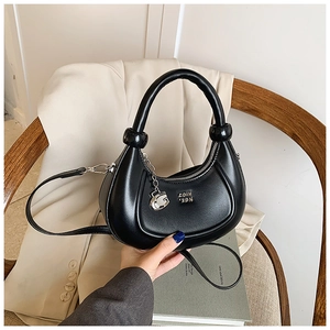 Dettaglio borsa hobo nera a mezzaluna con ciondolo a G e stampa logo COIN 2DN