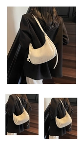 Vue détaillée du sac bandoulière demi-lune blanc crème avec sangle nouée et texture en cuir