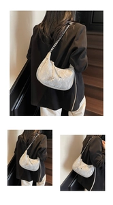 Détails du sac demi-lune argent marbré avec texture froissée et bandoulière chaîne