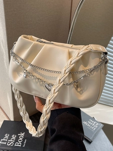 Sac bandoulière en similicuir plissé crème avec chaîne à breloques cœur et cadenas