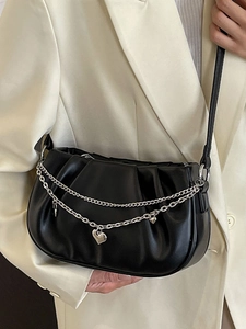 Sac bandoulière en similicuir plissé noir avec chaînes argentées et pendentif cœur