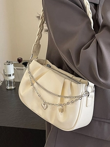 Sac bandoulière plissé chic en PU blanc cassé avec breloque cœur et large bandoulière