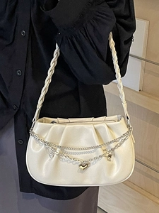 Sac bandoulière plissé chic en PU crème avec chaînes argentées et pendentif cœur