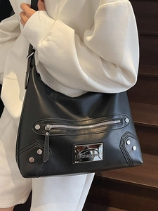 Grand sac à bandoulière en cuir souple noir avec rivets argentés et fermetures éclair décor