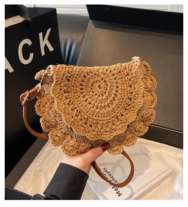 Détail d'un sac de plage tissé main en coton avec bords festonnés et boucle métallique
