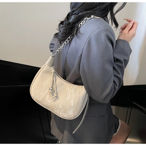Vue détaillée du sac hobo beige avec texture cuir marbré et bandoulière chaîne argent