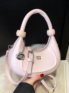 Borsa a mano rosa a mezzaluna in ecopelle con ciondoli metallici argento e manico alto