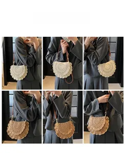 Détails de sacs bohèmes en crochet crème et beige portés par un mannequin