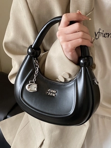 Borsa hobo a mezzaluna in pelle nera opaca minimalista con ciondolo in metallo