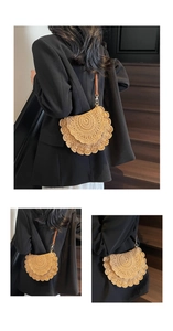 Détails du sac bohème en paille avec motifs festonnés superposés et bandoulière en cuir