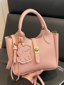 Sac Seau Élégant en Cuir PU pour Femmes Motif Litchi Avec Serrure Sac à Main Sac à Bandoulière Avec Pendentif Chien pour Quotidien