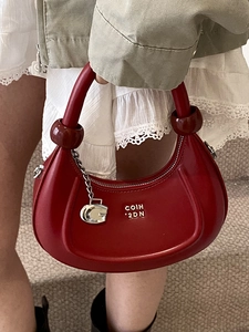 Borsa a mano a mezzaluna rossa alla moda con manico circolare e pendente metallico