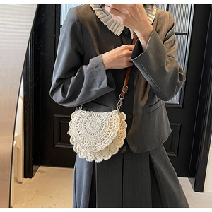 Détail du sac bandoulière en crochet blanc avec texture tissée et sangle brune