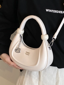 Borsa hobo a mezzaluna color crema con ciondolo G in metallo e manici con fibbia tonda