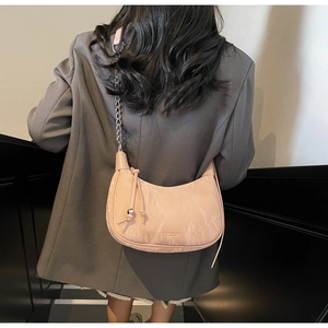 Détail du sac croissant rose avec cuir texture marbre et bandoulière chaîne