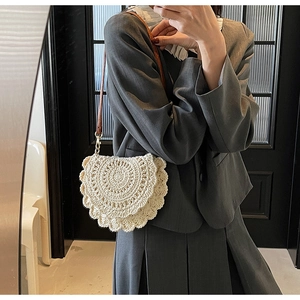 Détail du sac au crochet blanc cassé tissé main avec bords festonnés et cuir