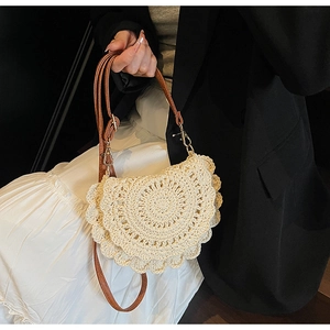 Détail du sac bohème tissé crème avec textures radiales et bandoulière en cuir brun