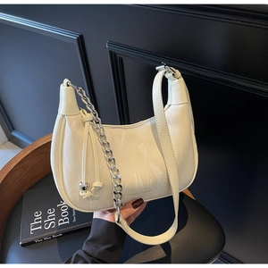 Détail du sac hobo crème en cuir marbré avec bandoulière chaîne en métal argenté