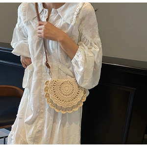Détail du tissage au crochet multicouche et de la bandoulière en cuir du sac bohème