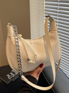 Sac à bandoulière chic demi-lune blanc crème à motif marbre avec chaîne et lanière en cuir
