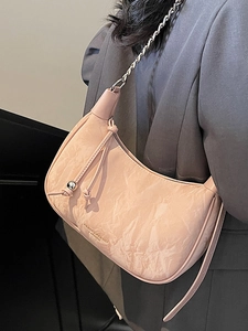 Sac hobo plissé rose avec chaîne argentée, porté avec un blazer gris élégant