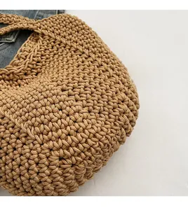 Gros plan du sac cabas tressé marron montrant les détails de l'artisanat et de la texture