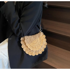 Détail du sac demi-lune tissé bohème avec bords festonnés et bandoulière en chaîne