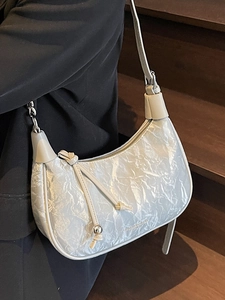 Sac bandoulière demi-lune argenté avec texture métallique plissée et détail de chaîne