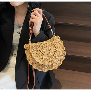 Détail d'un sac bandoulière bohème au crochet avec bord festonné et sangle en cuir