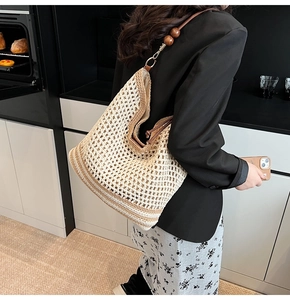 Dettaglio della borsa tote intrecciata con tracolla in perline di legno e trama beige