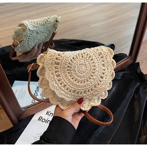 Détail du sac bandoulière bohème tissé avec textures au crochet et sangle en cuir