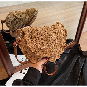 Détail du sac à bandoulière tissé à la main avec motifs ajourés et bandoulière en cuir