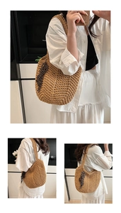 Texture de tricot détaillée et pendentif lettre sur le côté du sac fourre-tout en paille