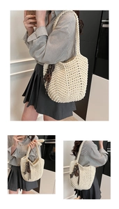 Détail du sac fourre-tout tissé beige avec charme logo marron foncé et bandoulière large