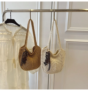 Détail de la texture du sac hobo en crochet avec charm décoratif et sangle élégante