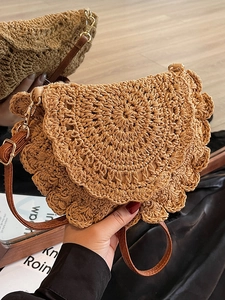Sac bandoulière bohème fait main au design semi-circulaire avec fine bandoulière cuir