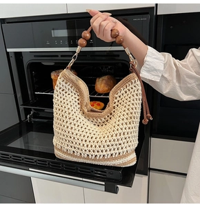 Dettaglio della borsa hobo all'uncinetto con tracolla in perline di legno e trama