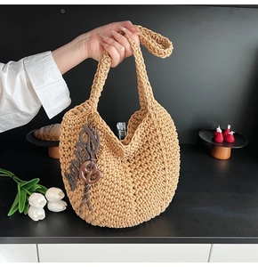 Détail du sac fourre-tout au crochet avec breloque lettre et accessoire bretzel