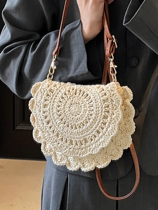 Sac bandoulière bohème en maille beige avec bordure festonnée et sangle marron