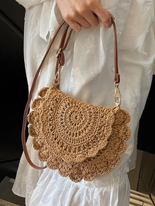 Sac bandoulière bohème en crochet kaki avec design pétale porté par un mannequin en robe