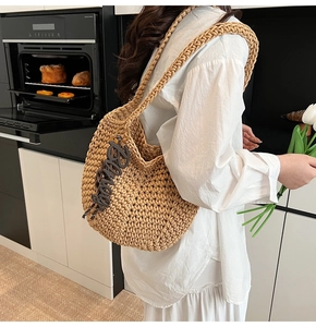 Gros plan du sac hobo tissé kaki avec texture de corde épaisse et breloque Bonny