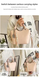 Dettaglio borsa a secchiello rosa in pelle PU con charm in corda e ciondolo racchetta