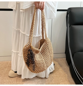 Détail du sac fourre-tout beige au crochet montrant la texture épaisse des cordes tissées