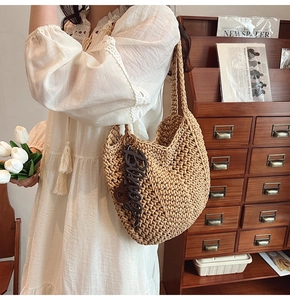 Détail de la texture tissée du sac fourre-tout avec pendentif lettre Bliss
